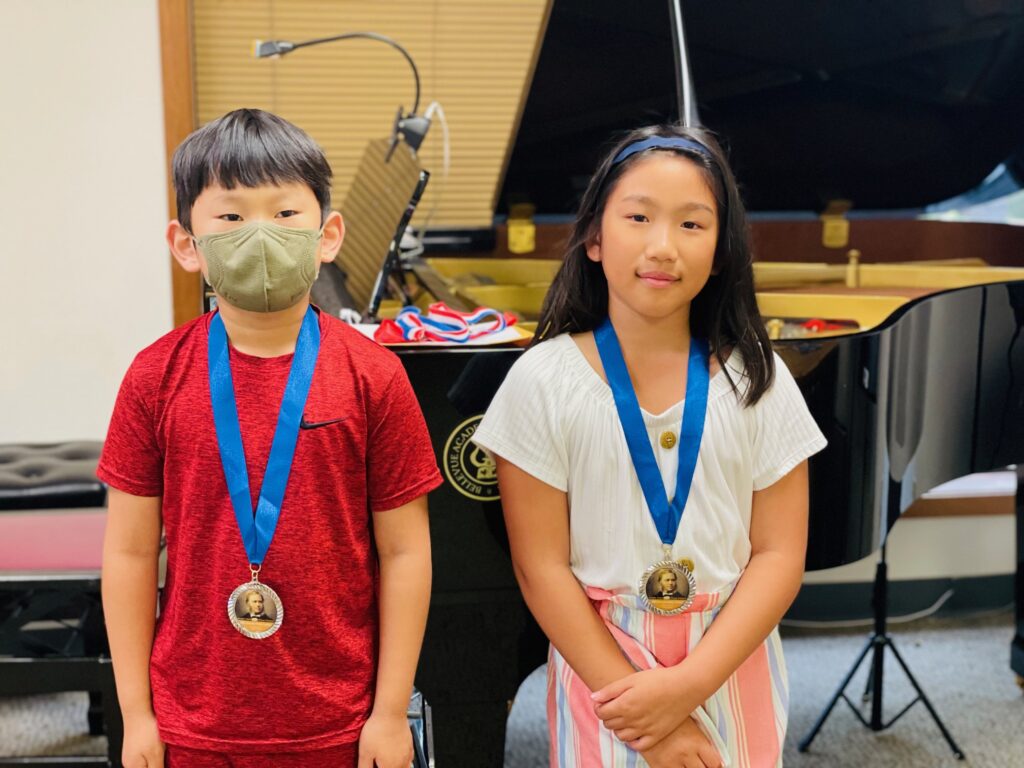 Anabelle Lo, Roy Kim, medal